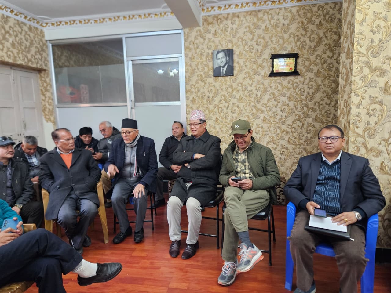 कांग्रेसलाई फुटबाट जोगाउन डा।शेखरले सुरु गरे छलफल