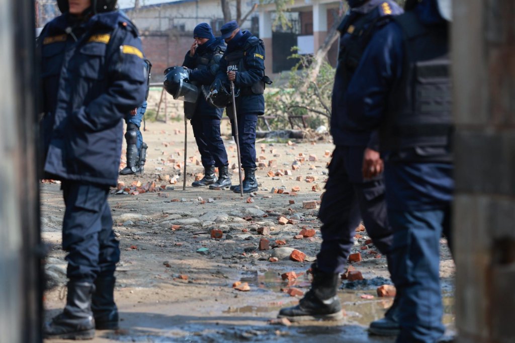 गौशाला बजारमा झडप, प्रहरीले हान्यो १७ सेल अश्रुग्यास