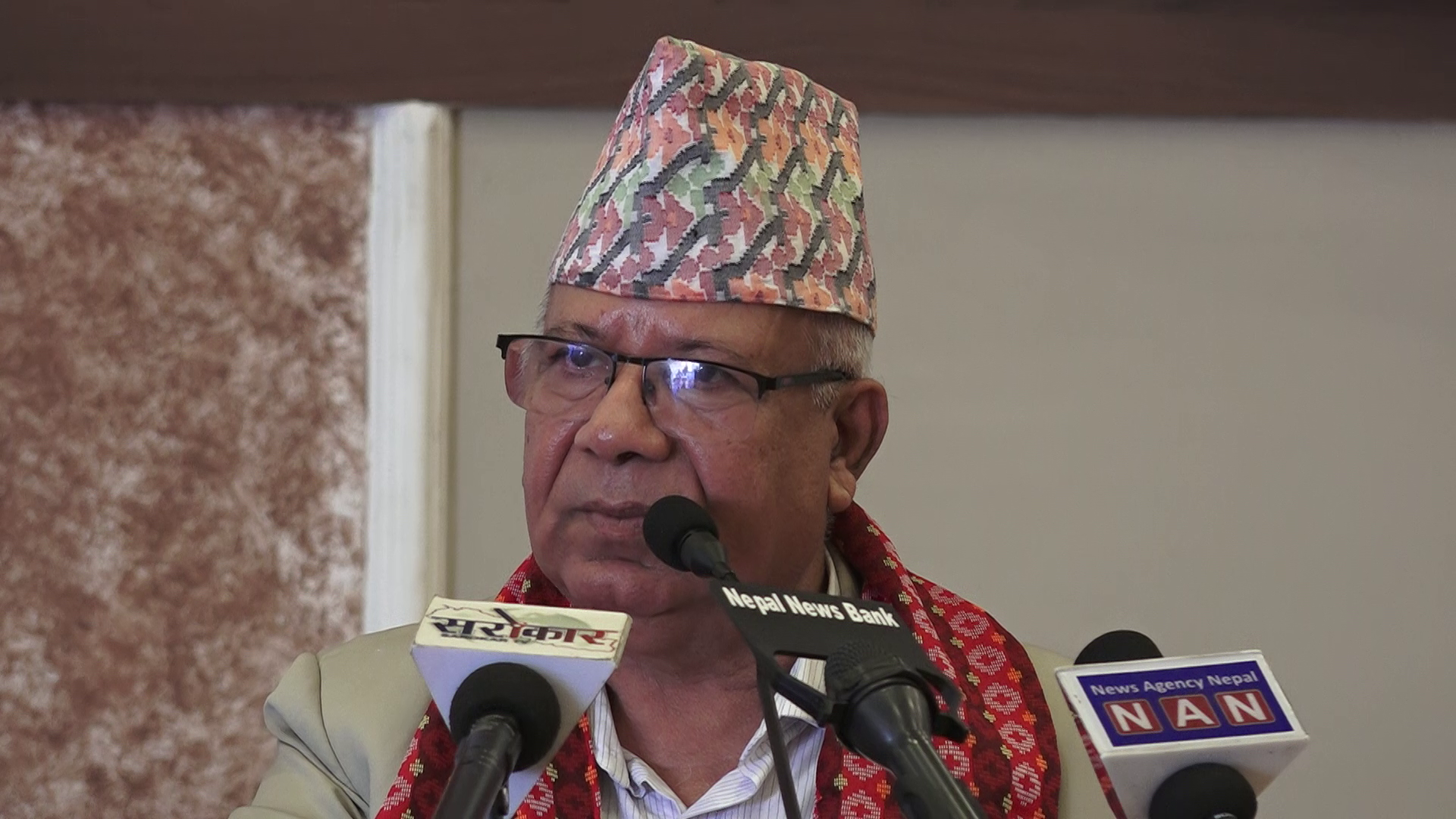 दलका नेतालाई विश्वासमा लिएर अघि बढ्न सरकारलाई माधव नेपालको सुझाव