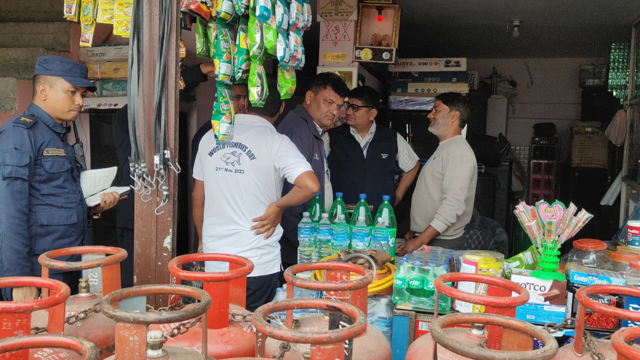 ग्यासको कृत्रिम अभाव र मूल्य वृद्धि रोक्न पसल–पसलमा छापा