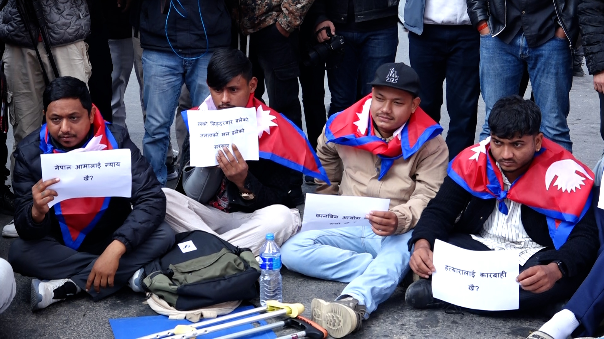 जेन-जी आन्दोलनका घाइते र युवाहरुको माइतीघरमा धर्ना