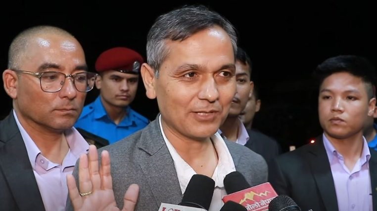 सडकमा प्रदर्शन नगरौँ, सरकार संवादका लागि तयार छः गृहमन्त्री अर्याल