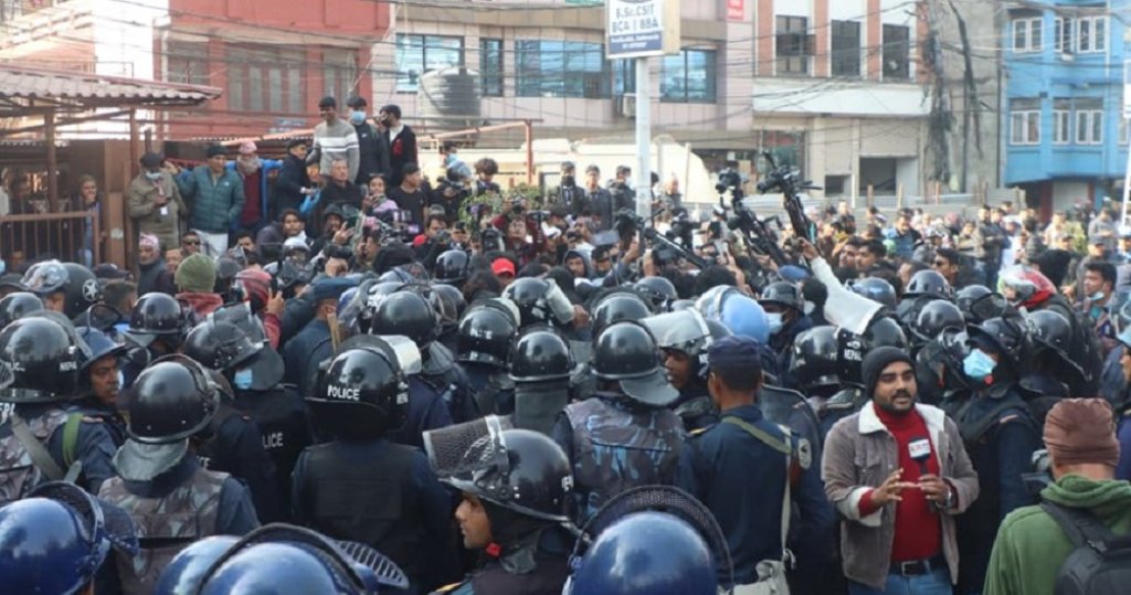 माइतीघरमा मिराज समूहको प्रदर्शन, केही पक्राउ