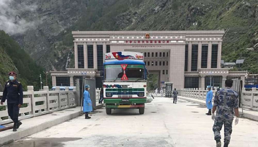 रसुवागढी नाकाबाट ३१ अर्बको आयात, नेपालबाट सुक्खा घाँस निर्यात
