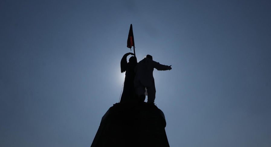 रास्वपाका कार्यकर्ताले राजा वीरेन्द्रको शालिकमाथि टेकेकोमा राप्रपाको आपत्ति