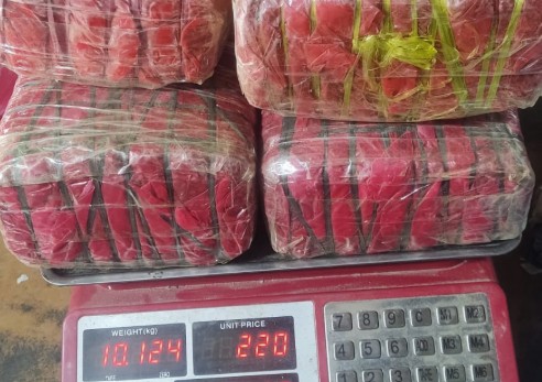 कारभित्र लुकाइराखेको अवस्थामा दश किलो गाँजासहित तीन जना पक्राउ