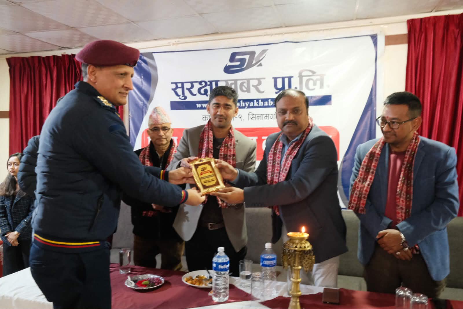 सुरक्षाखबरको मञ्चमा कर्तव्यनिष्ठ सुरक्षाकर्मी र समाजसेवीको सम्मान