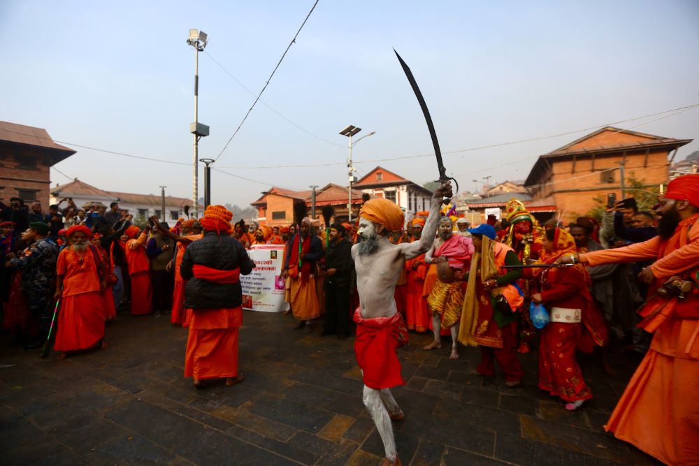 पशुपति आएका साधुहरूले फर्किने बेला २१ थरी उपहार पाउने, राष्ट्रपतिले गरे संकल्प