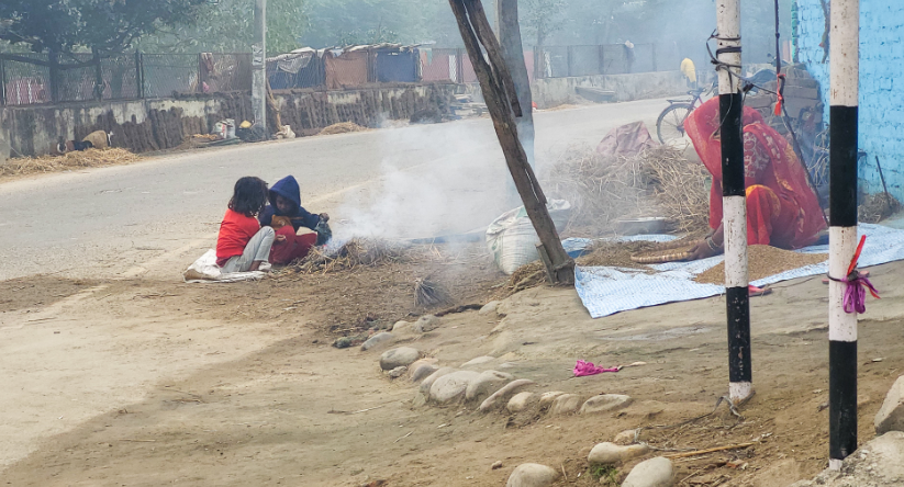 शीतलहरबाट जनजीवन प्रभावित हुनथालेपछि चोकचोकमा दाउरा बाल्न थालियो