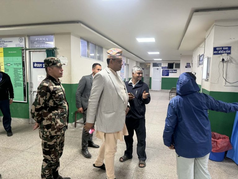 हेटौँडा अस्पतालमा मुख्यमन्त्री बानियाँको छड्के अनुगमन, डिउटीमा डाक्टर अनुपस्थित