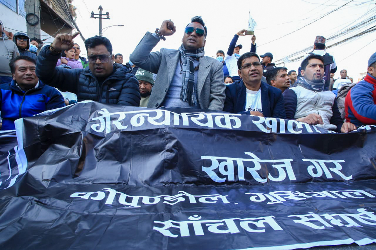 खोलानदीको मापदण्ड खारेजीको माग गर्दै माइतीघरमा प्रदर्शन